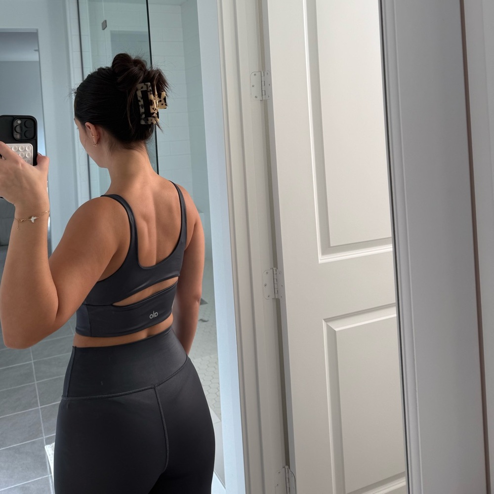 ALO Yoga Gunmetal Set - Leggings and Top - Picture 4 of 8